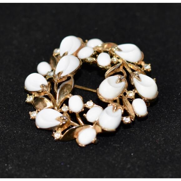 Trifari Jewelry - Vintage Crown TRIFARI Gold Tone & White Pebble Beach Lucite Flower Wreath Brooch
